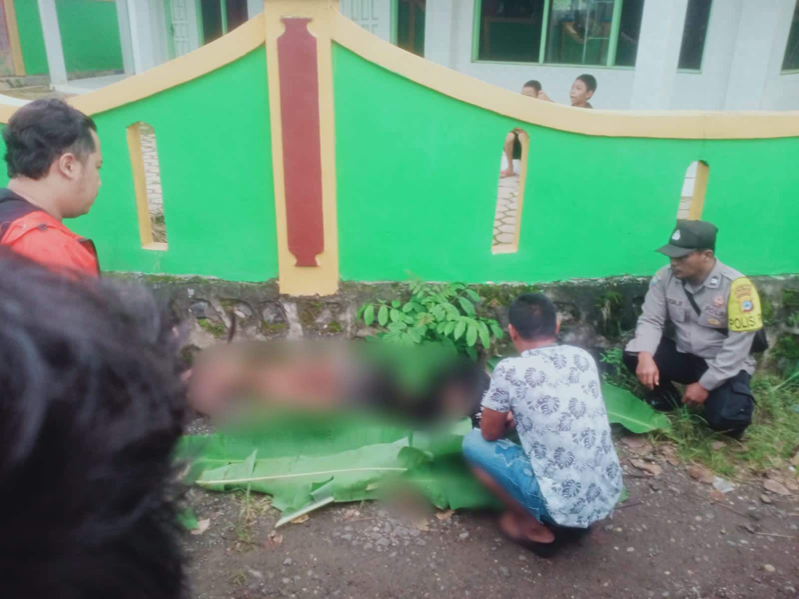 Dibantu warga, anggota dari Polsek Karang Intan melakukan investigasi terkait penemuan mayat tergeletak dekat Masjid Simpang 3, Desa Padang Panjang Kecamatan Karang Intan, Kabupaten Banjar, Senin (1/7/2024). Foto: Istimewa