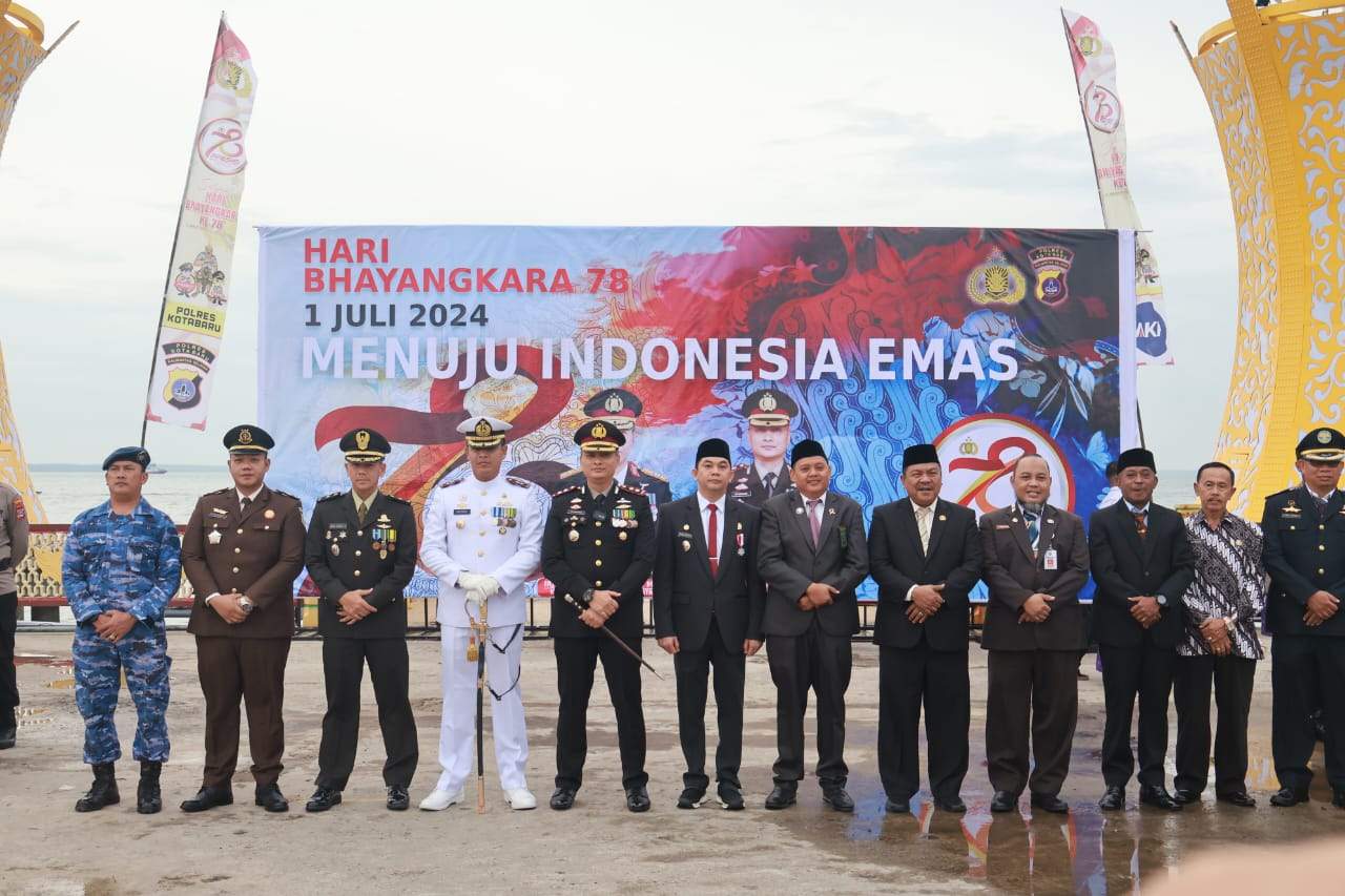 Upacara Hari Bhayangkara ke 78 di Siring laut ,Kapolres Kotabaru bersama unsur Forkopimda. Putri/ lenteraKalimantan.Com).
