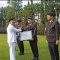 Pj Bupati Syamsir menyerahkan penghargaan kepada empat personil Polres Tala. Foto: dok. Asep/lenterakalimantan.com