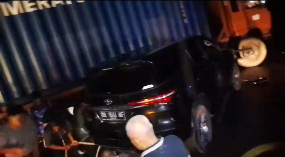 Tangkapan Layar - Kecelakaan melibatkan sebuah minibus jenis Toyota Fortuner dengan truk kontainer di U-Turn Km 12, Selasa (2/7/2024) sekira pukul 05.00 Wita. Foto: Grup WhatsApp