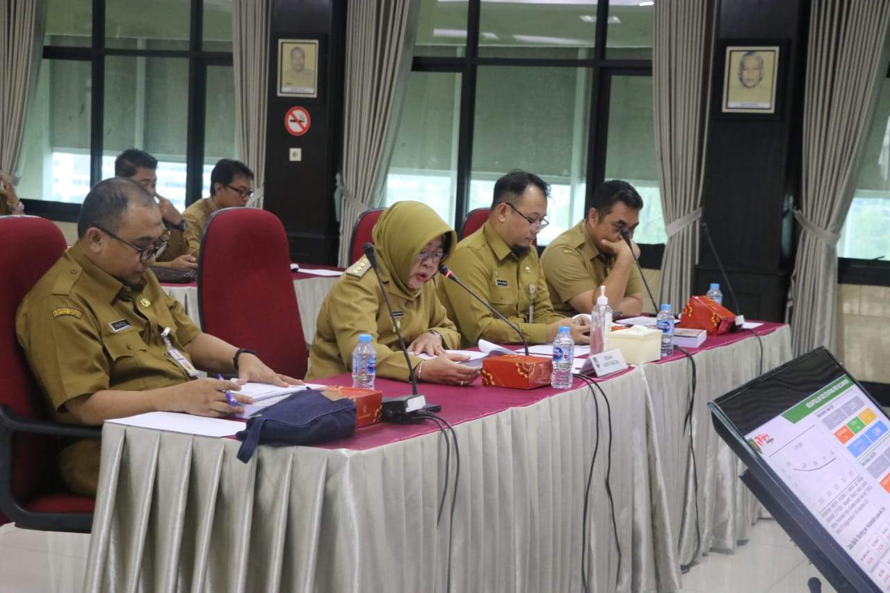 Pj Bupati Tabalong, Hj Hamida Munawarah memberikan pemaparan hasil kinerjanya, didampingi Pj Sekda Tabalong, M Fitri Hernadi, Asisten Pemerintahan dan Kesra Setda Tabalong, Febriadin Hafiz, dan Asisten Perekonomian dan Pembangunan Setda Kabupaten Tabalong, Norzain A Yani. Foto: Kominfo Tabalong.