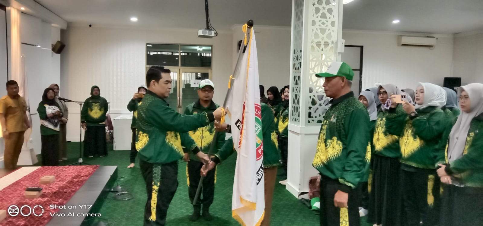Asisten Bupati Bidang Pemerintahan dan Kesejahteraan Rakyat, H. Eka Saprudin, AP, M.AP, melepas peserta Porseni PGRI Tanah Bumbu. Sumber Foto: Humas PGRI