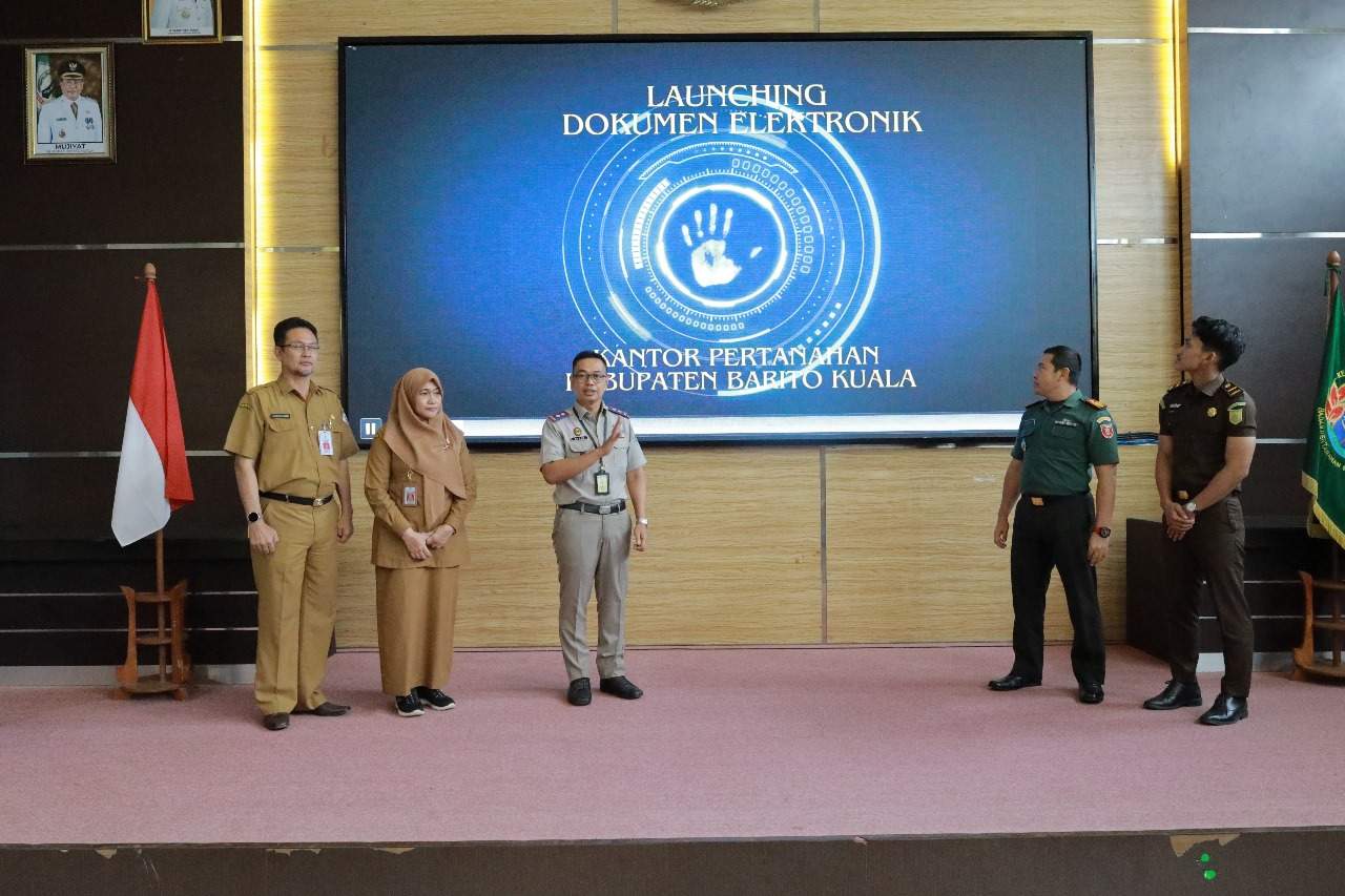 Kepala Kantor Pertanahan Kabupaten Barito Kuala Didik Prasetyo Widiyanto, S.T , launching pelaksanaan implementasi penerbitan dokumen elektronik di aula Mufakat Marabahan pada, Senin (1/7/2024).