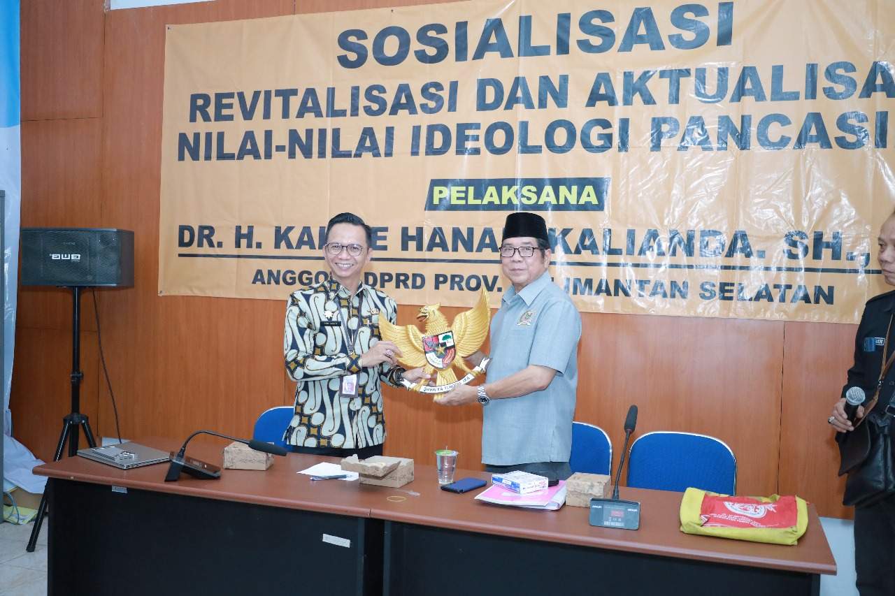 Anggota DPRD Kalsel, Dr. H. Kalrie Hanafi serahkan miniatur lambang Negara Republik Indonesia patung burung Garuda Pancasila kepada kepala Diskominfo Kabupaten Barito Kuala, Hery Sasmita pada acara Sosialisasi Revitalisasi dan Aktualisasi Nilai-nilai Ideologi Pancasila yang berlangsung di ruang media center Diskominfo Barito Kuala, Kamis (4/7/2024).