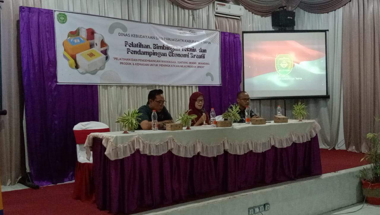 Kepala Disbudpar Tapin H Hamdan Roesyadie MSI yang diwakili Sekretaris Disbudpar Hj Siti Jubaidah SH saat memberikan sambutan pada pelatihan kemasan (Packaging) bagi pelaku ekonomi kreatif di kabupaten Tapin, bertempat di Gedung Tri Guna Rantau, Kamis (04/07).