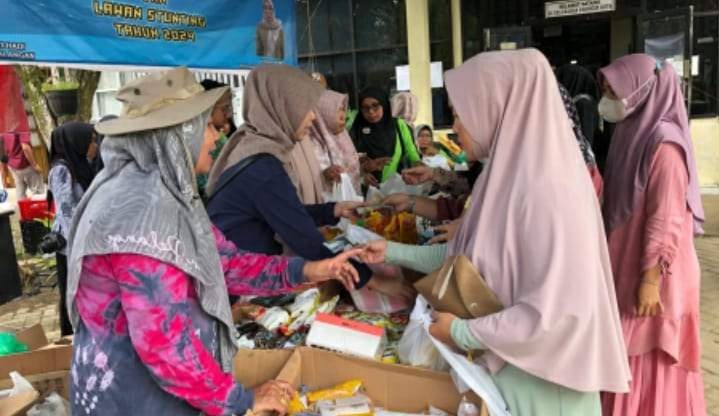 Ratusan warga padati pasar murah yang di selenggarakan oleh Disperindag Balangan, di Paringin Kota, untuk mendapatkan harga yang lebih murah, dalam memenuhi kebutuhan bahan pokok. Disperindag Balangan