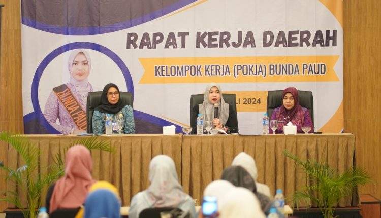 Bunda PAUD Kabupaten Banjar Hj Nurgita Tiyas saat membuka Rapat Kerja Daerah (Rakerda) Kelompok Kerja (Pokja) Bunda PAUD 2024 di Hotel Treepark Kecamatan Kertak Hanyar, Jumat (5/7/2024) pagi. Foto: Pemkab Banjar.