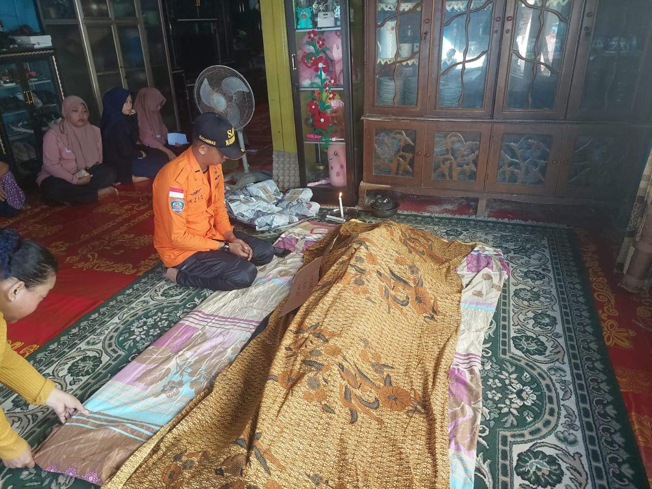 Kanit Pos Siaga SAR Batulicin saat sambangi rumah Duka