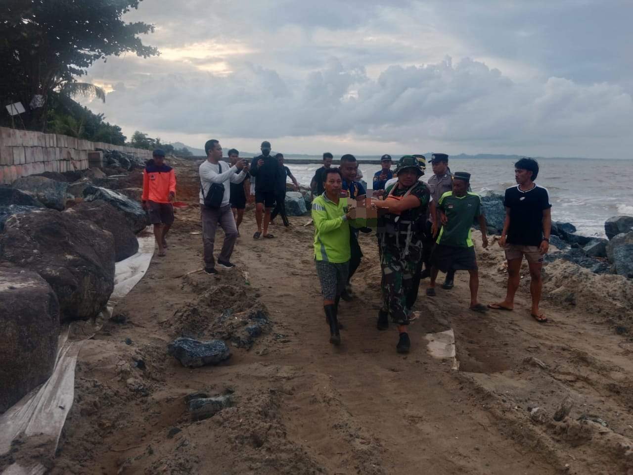 Timsar gabungan menemukan Mone di pesisir pantai Pagatan,Sumber Foto,Humas SAR/Polsek KH