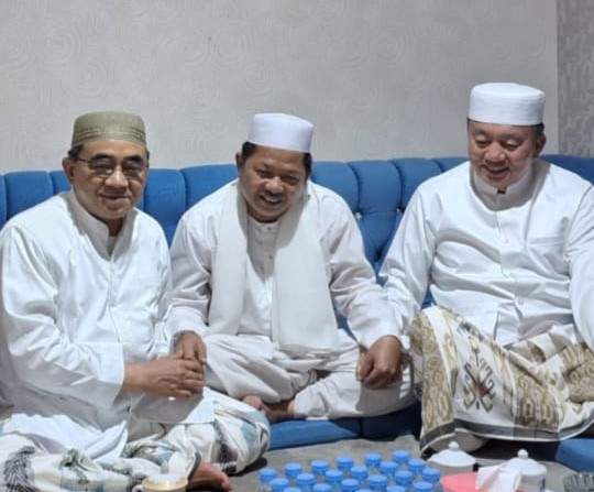 Tokoh Masyarakat, Guru H. Sugian Noor (tengah), KH. Achmad Bakhit (kanan) dan Wakil Gubernur Kalsel, Muhidin (kiri).