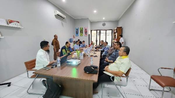 Upaya meningkatkan pembangunan pabrik padi dan branding di Kabupaten Tapin, Pj Bupati Tapin, M Syarifuddin MPd, bersama pimpinan SOPD terkait, melaksanakan kunjungan studi tiru ke PT Citra Mitra Selaras di Bekasi, pada Selasa (09/7/2024).
