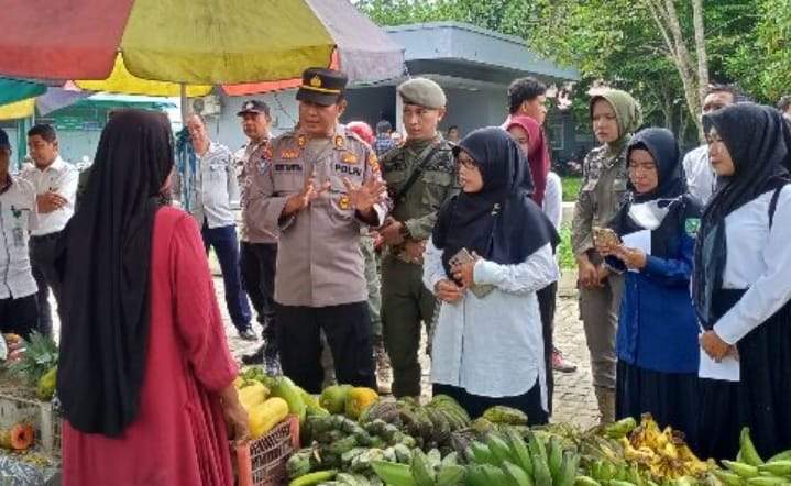 Disperindag Balangan bersama pihak terkait lainnya, saat memberikan imbauan sekaligus bersosialisasi bagi para pedagang di lingkungan Pasar Modern Paringin, agar tertib aturan. Foto: Windi/lenterakalimantan.com