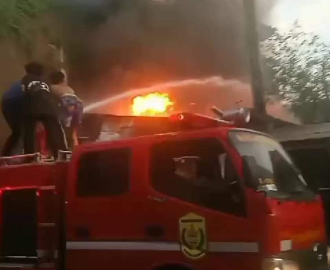 Damkar Pemko Banjarmasin berusaha memadamkan kobaran api yang terjadi di kawasan Pasar Sepada Banjarmasin, Kamis (11/7/2024). Foto: Tangkapan Layar