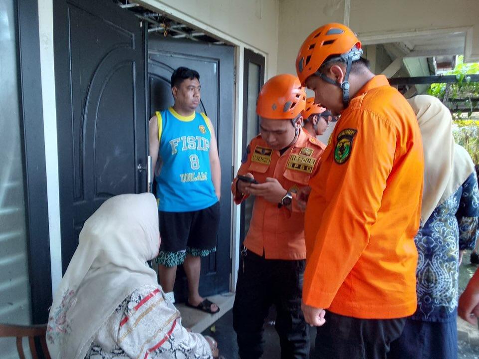 Tim BPBD kota Banjarmasin sedang melakukan pendataan kepada warga yang terdampak pada peristiwa kebakaran yang terjadi di Jalan Setoyo S, Komplek Ar-Rahman Rt. 7 Rw. 1, Kelurahan Pelambuan, Kecamatan Banjarmasin Barat, Kamis (11/7/2024). Foto: BPBD Kota Banjarmasin