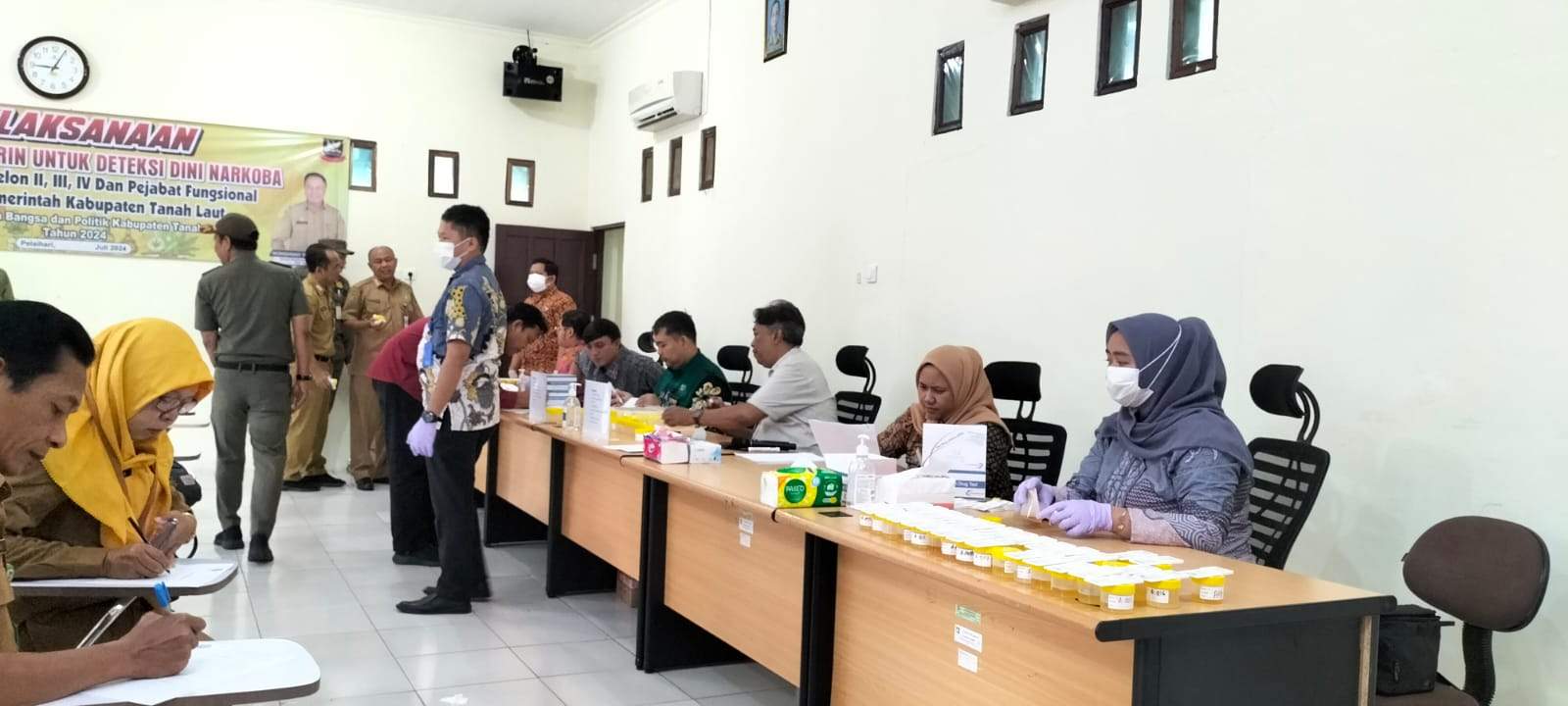 Kegiatan tes urine oleh Badan Kesbangpol Tala. Foto: Kesbangpol Tala