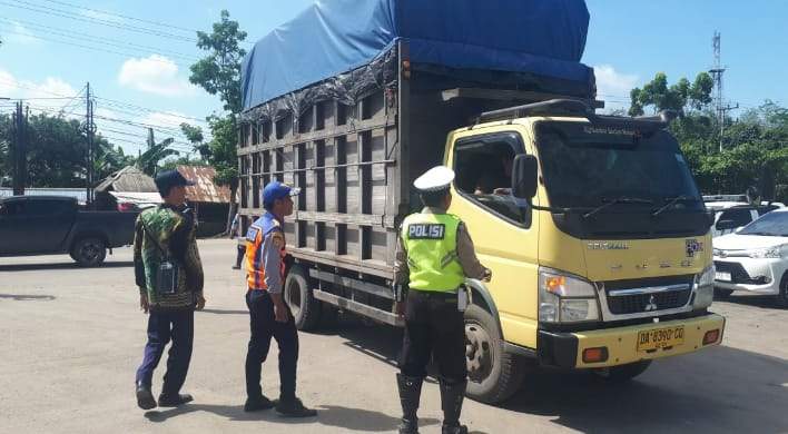 Tim gabungan Forum LLAJ Balangan, saat melaksanakan kegiatan pengawasan, pengendalian lalu lintas angkutan jalan, serta penegakan hukum, di bidang lalu intas angkutan jalan. Foto: MC Balangan
