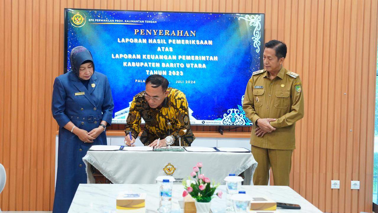 Ketua DPRD Barito Utara (Barut), Hj Mery Rukaini dan Pj Bupati Barut menerima opini Wajar Tanpa Pengecualian (WTP) yang Ke-10 kali. Foto: DPRD Barut