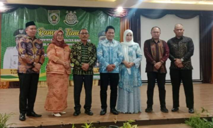 Bupati Abdul Hadi, Ketua DPRD Ahsani Fauzan dan sejumlah SKPD saat mendampingi penyambutan Kepala Kejari Balangan, Mangantar Siregar, di Aula Mayang Maurai, Paringin, Balangan. Foto: MC Balangan