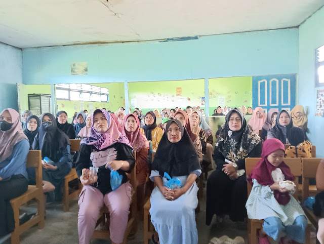 Antusias orang tua murid dalam mengikuti kegiatan Sosialisasi Perundungan Anti Bullying yang bertempat di aula SDN Kelayan Timur 7 Banjarmasin, Senin (15/7/2024). Foto: Bhabinkamtibmas Basirih Selatan