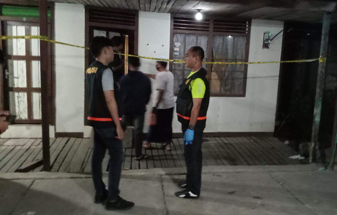 Polisi melakukan pengamanan dan olah TKP dikontrakan. Foto: Humas Polres Tabalong.