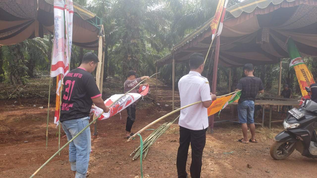 Warga Desa Tebing Siring persiapkan besok menggelar syukuran. Foto: Kades Tebing Siring