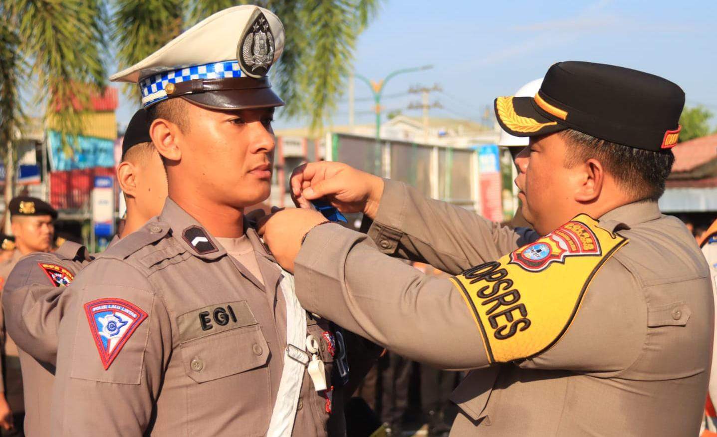 WakaPolres Tabalong, Kompol Hendra S Sartio memasangkan pita kepada petugas. Foto: Humas Polres Tabalong