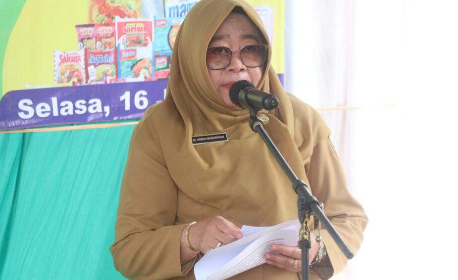 Pj Bupati Tabalong, Hj Hamida Munawarah membuka kegiatan pasar murah. Foto: JM/lenterakalimantan.com
