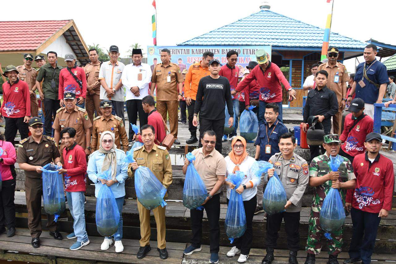 Pemerintah Kabupaten Barito Utara melaksanakan restoking penebaran 74 ribu benih ikan di DAM Trinsing Kecamatan Teweh Selatan, Selasa (16/7/2024). Foto-Diskominfosandi Barito Utara