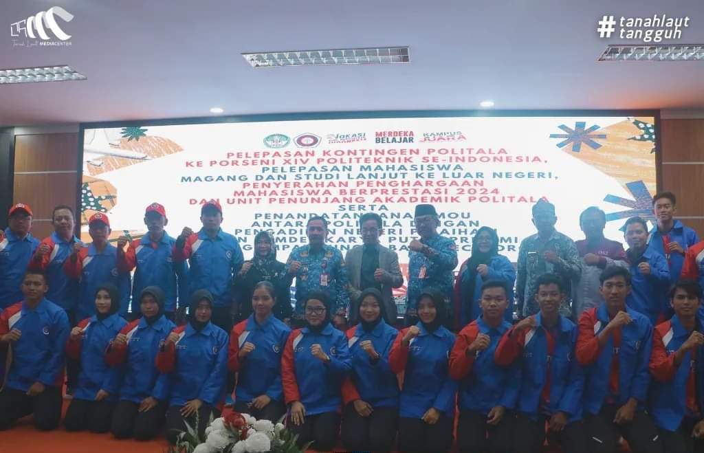 Penjabat (Pj) Bupati Tanah Laut (Tala), H Syamsir Rahman melepas atlet Politeknik Negeri Tanah Laut (Politala) akan mengikuti Pekan Olahraga dan Seni (Porseni) XIV Politeknik se- Indonesia digelar di Malang, Jawa Timur. Foto:. Diskominfo Tala