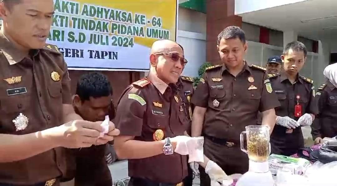 Kejaksaan Negeri Tapin mengadakan acara pemusnahan barang bukti dari berbagai perkara pidana yang telah memperoleh kekuatan hukum tetap. Acara ini berlangsung di halaman kantor Kejaksaan Tapin, Kamis (18/7/2024)