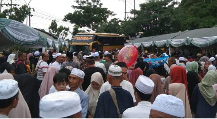 Momen suasana penyambutan jemaah haji asal Balangan saat tiba di halaman Kantor Bupati Balangan. Foto: Windi/lenterakalimantan.com