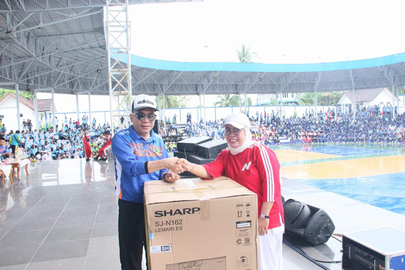 Wartawan lenterakalimantan.com menerima doorprize sebuah kulkas dari panitia jalan santai bersama dan senam massal HUT ke-74 Kabupaten Barito Utara. Foto: dok. pribadi