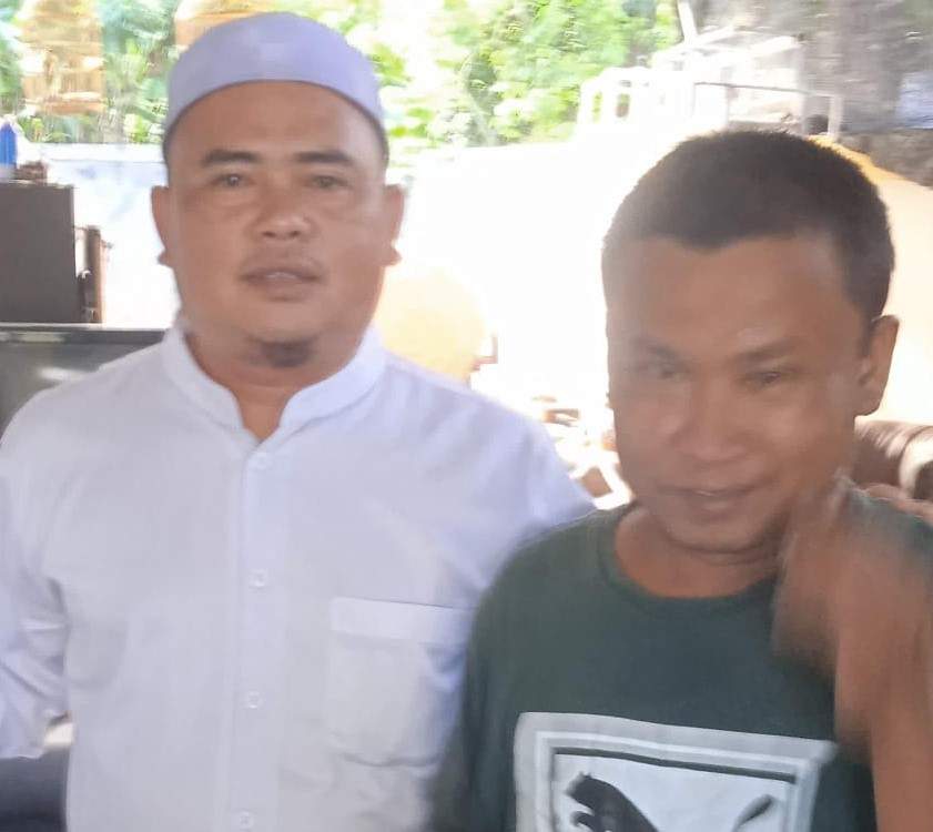 Bejo (35) orang dikabarkan hilang ditemukan yang memakai kaos hijau. Foto: Warga Karang Taruna