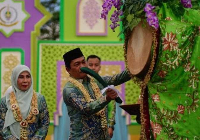 Didampingi istri, Bupati BalangannAbdul Hadi, saat menabuh bedug, tanda dimulainya pagelaran MTQ Nasional ke-17 tingkat Kabupaten Balangan, di Kecamatan Halong.Foto: Windi/lenterakalimantan.com