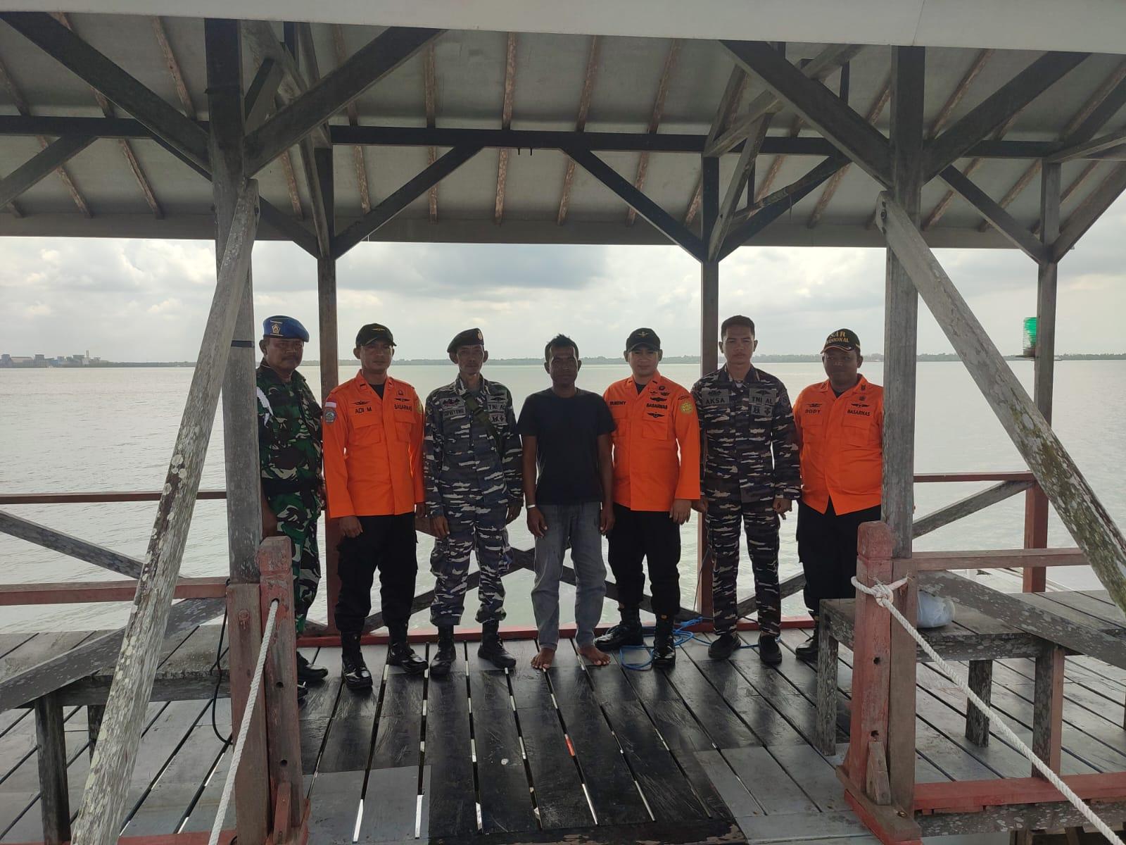 Tim Pos SAR Kotabaru didampingi TNI AL Kotabaru temukan Sunusi yang terombang ambing hingga sampai di perairan Samber Gelap, Minggu (21/7/2024). Foto: Pos SAR Basarnas Kotabaru
