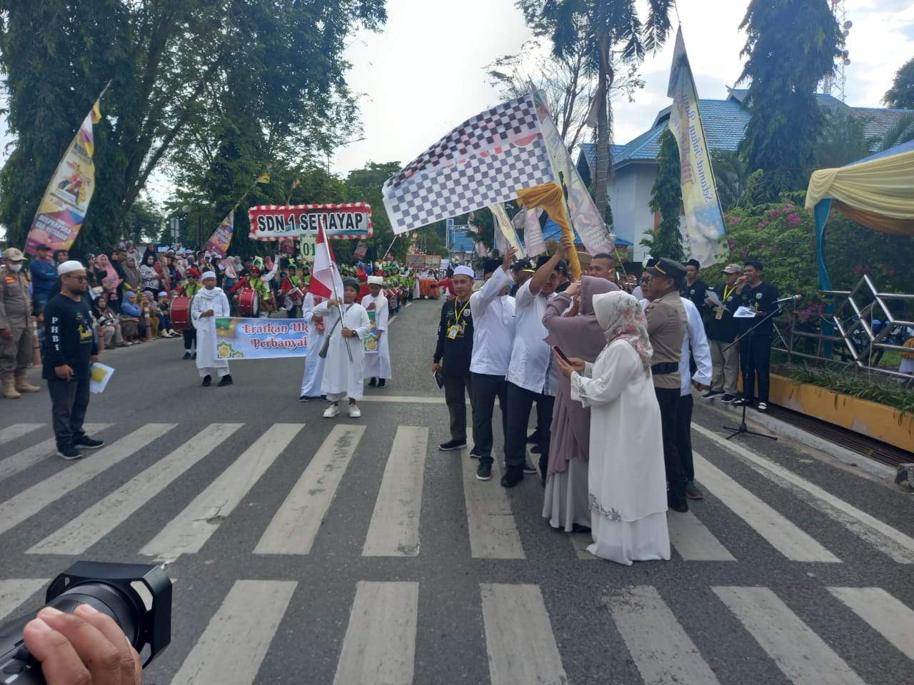 Pawai tahun baru Islam 1 Muharam 1446 H berlangsung di depan eks kantor Bupati Kotabaru. Foto: Anto/lenterakalimantan.com