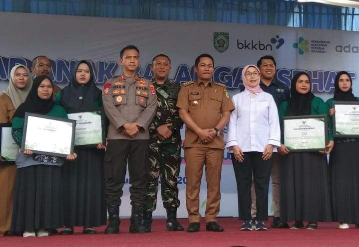 Bupati Balangan Abdul Hadi, didampingi Kapolres Balangan, AKBP Riza Muttaqin, dan Komandan Kodim 1001/HSU-Balangan, Letkol Kav Gunantyo Ady Wiryawan,saat deklarasi desa bebas stunting, diikuti pihak terkait lainnya. Foto: Windi/lenterakalimantan.com