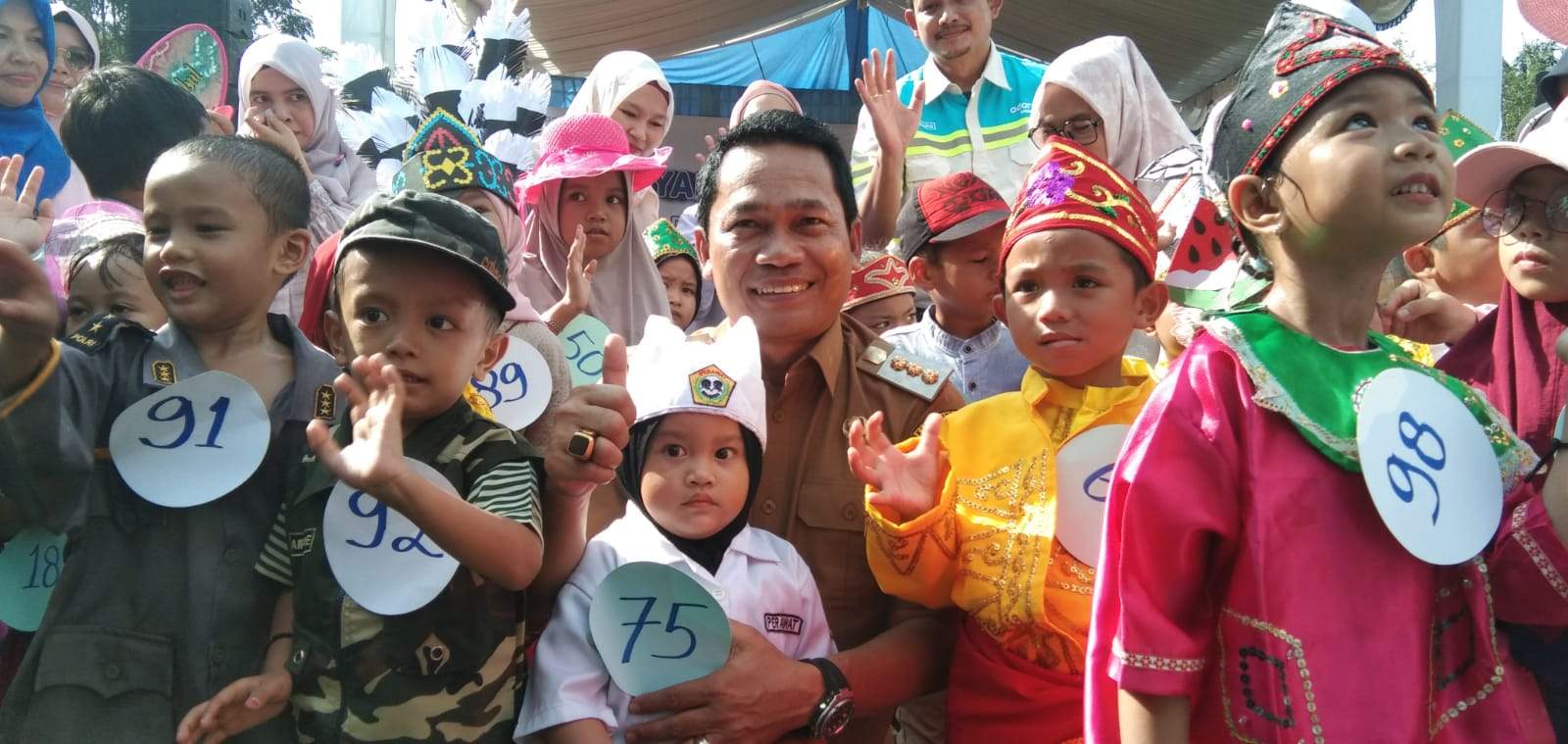 Bupati Balangan, Abdul Hadi, dikerumuni puluhan anak, pada kegiatan Gebyar Anak Balangan Sehat, di Lapangan Sepak Bola Lok Batung, Paringin, Balangan. Foto: Windi/lenterakalimantan.com