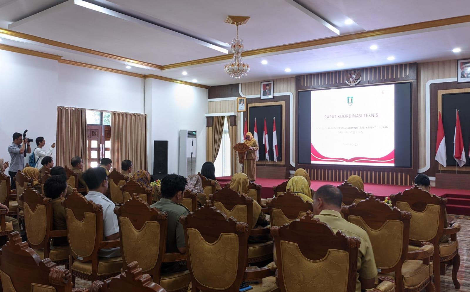 Rapat koordinasi pengelolaan informasi administrasi kependudukan bagi kaum rentan, di Balai Rakyat Dandung Suchrowardi. Foto: JM/lenterakalimantan.com