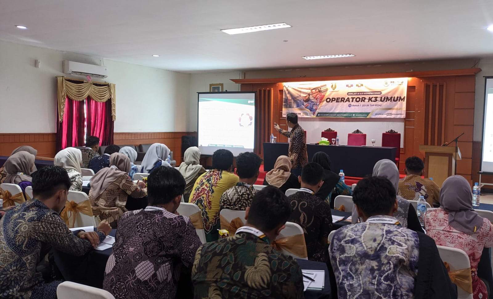 Para peserta menyimak instruktur memberikan materi. Foto: JM/lenterakalimantan.com