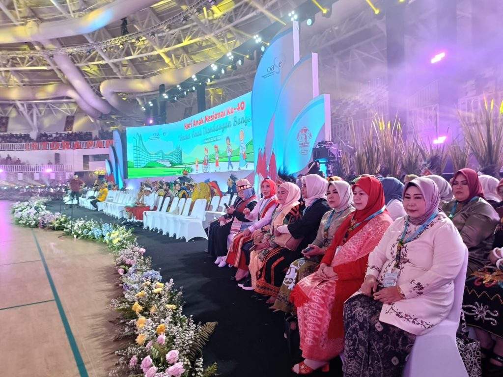 Ketua TP PKK Kalimantan Selatan, Hj Raudhatul Jannah hadiri puncak peringatan Hari Anak Nasional yang digelar di Istora papu Bangkit, Kota Jayapura, Selasa (23/7/2024). Foto: Donny