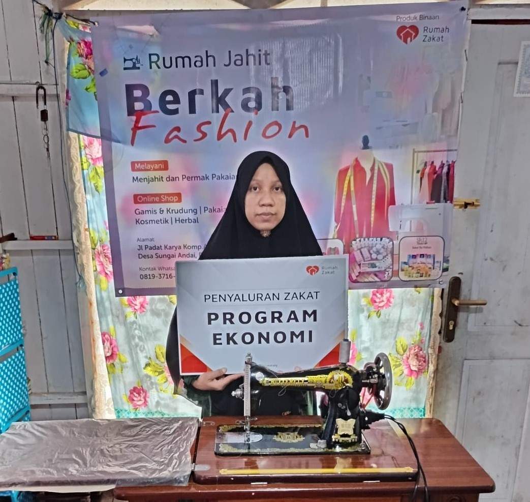 Rusma salah satu penerima mesin jahit dari Rumah Zakat.