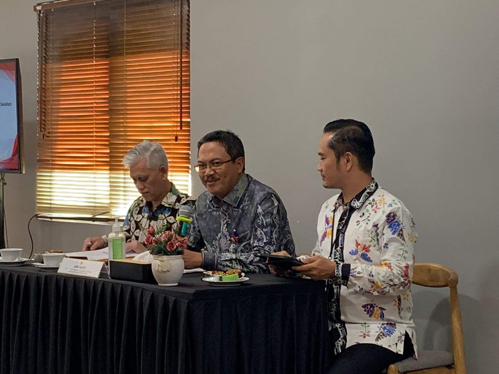 Kepala OJK Kalsel, Agus Maiyo saat memaparkan kondisi keuangan Kalsel. Foto: Ikhsan/lenterakalimantan.com