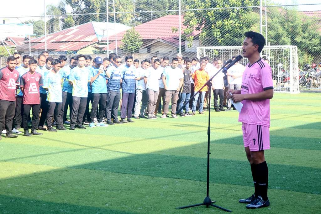 Ditandai dengan laga eksebisi antara Manis FC kontra Kodim 1006/Banjar, Turnamen Mini Soccer antar perangkat daerah 2024 resmi dimulai, di Hotel Grand Qin Banjarbaru, Senin (22/7/2024). Foto: Pemkab Banjar