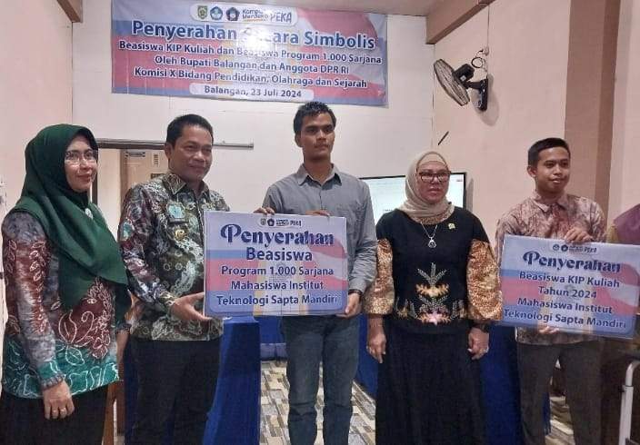 Bupati Balangan, Abdul Hadi melakukan Penyerahan Program Beasiswa 1.000 Sarjana di Institut Teknologi Sapta Mandiri.Foto: MC. Balangan