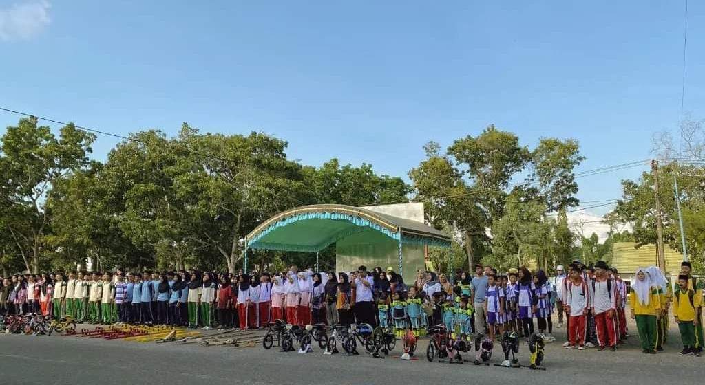 Bupati Tanah Laut (Tala) Syamsir Rahman membuka Festival Olahraga Rekreasi Daerah (Forda) Tala di Halaman Stadion Pertasi Kencana, Selasa (23/7/2024). Foto: Diskominfo Tala
