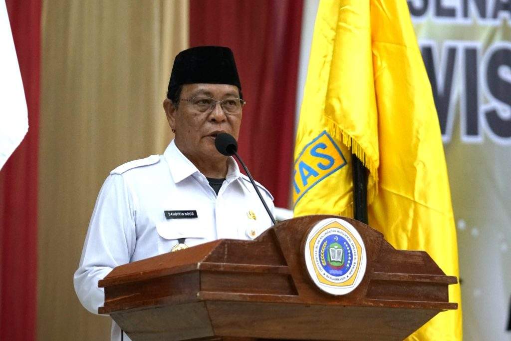 Gubernur Kalimantan Selatan, H. Sahbirin Noor saat menyampaikan pesan kepada seluruh wisudawan dan wisudawati Uniska Banjarmasin, Rabu (24/7/2024). Foto: Humas Uniska Banjarmasin.