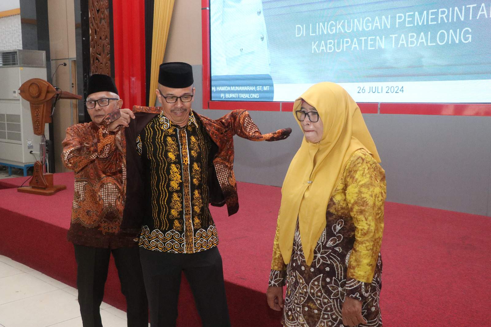 Pemakaian baju batik kepada salah satu pejabat Pemkab Tabalong yang berakhir masa jabatannya. Foto: JM/lenterakalimantan.com
