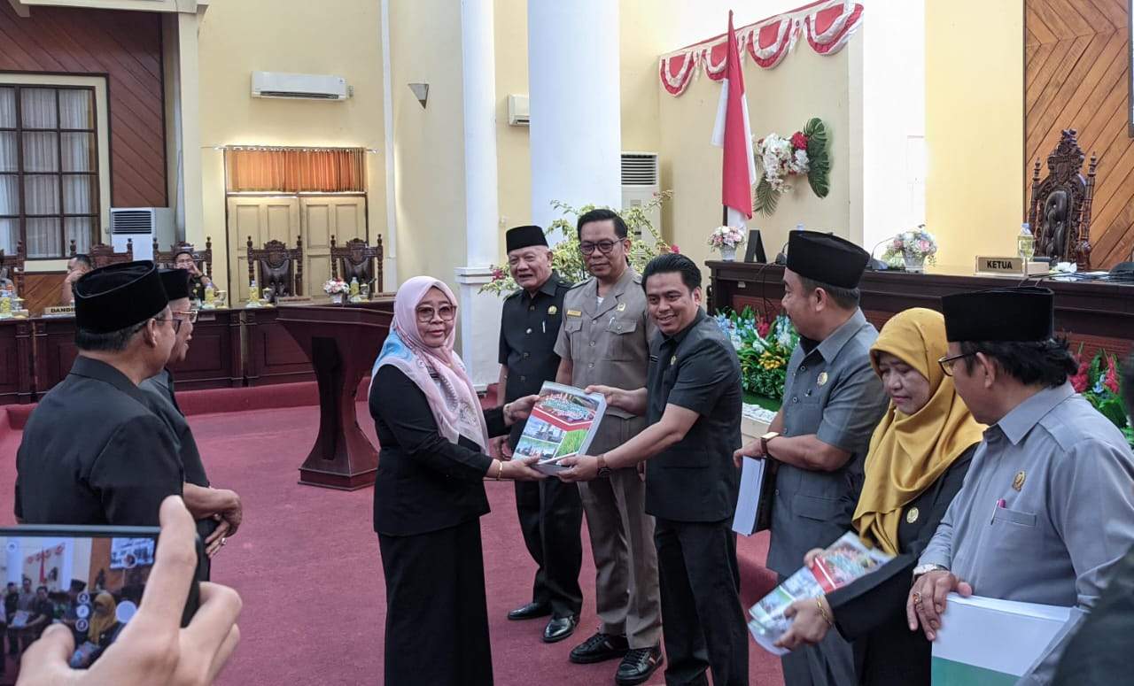 Pj Bupati Tabalong, Hj Hamida Munawarah menyerahkan berkas dokumen KUA dan PPAS terkait rancangan perubahan APBD tahun anggaran 2024 ke masing-masing ketua fraksi Parpol. Foto: JM/lenterakalimantan.com