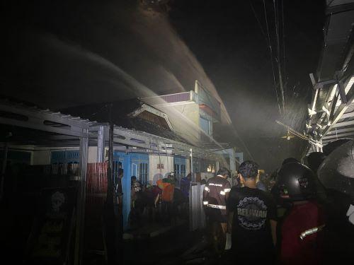 Relawan berjibaku memadamkan kobaran api yang menghanguskan satu rumah di kawasan Belitung Selatan sekitar pukul 01.20 Wita, Sabtu (27/7/2024). Foto: Relawan